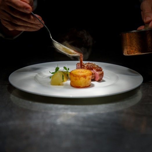 Σερβίρισμα πιάτου σε premium dinner setting, fine dining OLIVA