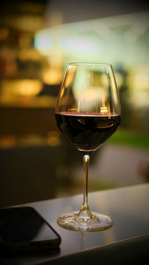 Κρασί σε ποτήρι στο μπαρ του OLIVA, wine selection OLIVA