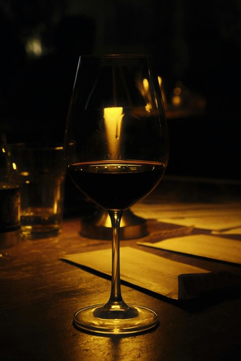 Κρασί σε ποτήρι με ζεστό φωτισμό κεριού, wine selection OLIVA